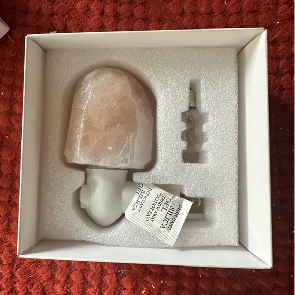 Brand new, still sealed in package, Himalayan salt lamp night light. - Picture 4 of 5